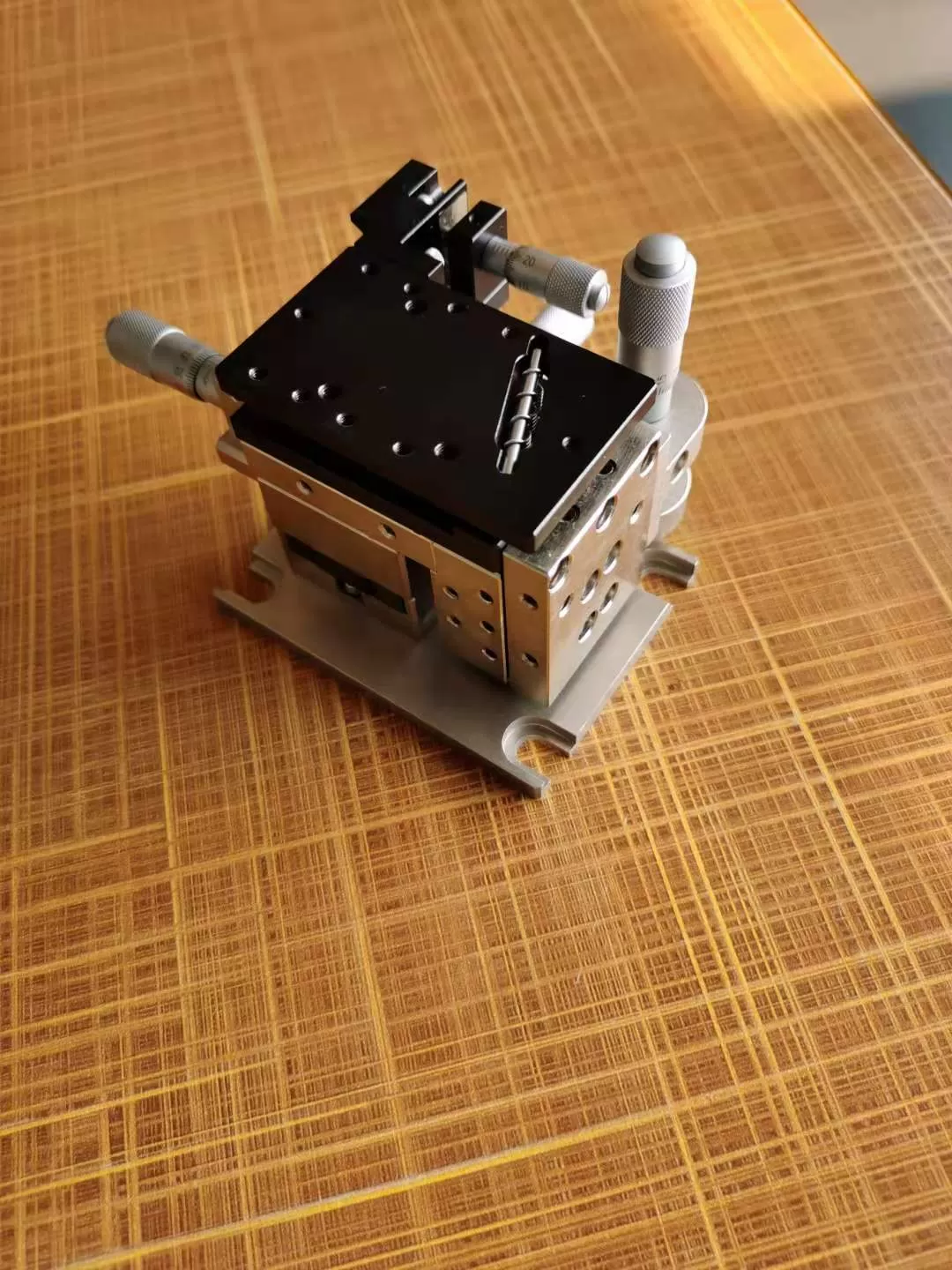 复坦希六维调整架：精密调整的卓越工具与广泛应用于多领域 | 复坦希科技
